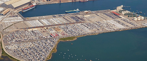 Imagen del Espigón Central de Raos en el puerto de Santander donde se ubicará el nuevo silo de vehículos.