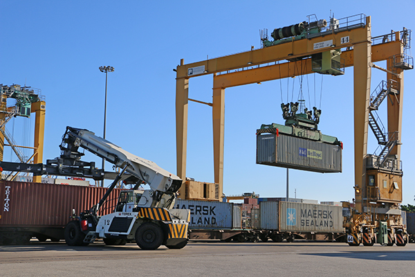 Operaciones ferroviarias en la terminal de CSP Spain del puerto de Valencia.