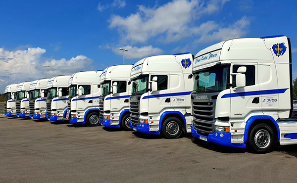 Imagen de las ocho cabezas tractoras incorporadas por Transportes Familia Pico.
