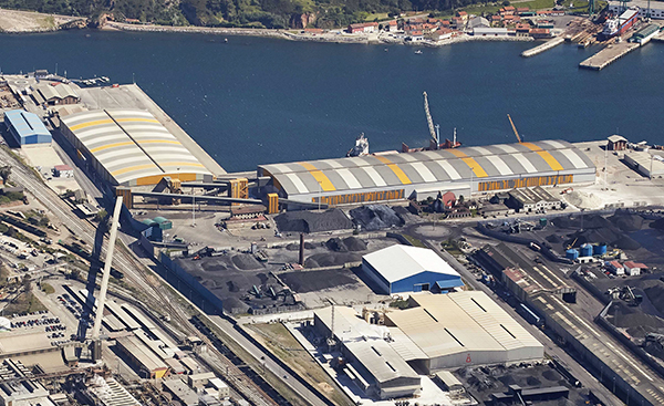 Imagen de las dos naves de Asturiana de Zinc en el puerto de Avilés.
