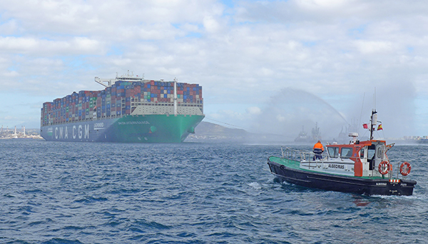 Un buque entrando al puerto de Algeciras.