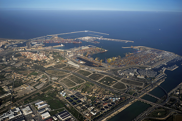 Imagen aérea del puerto de Valencia y de los terrenos que ocuparán su futura Zona de Actividades Logísticas. 