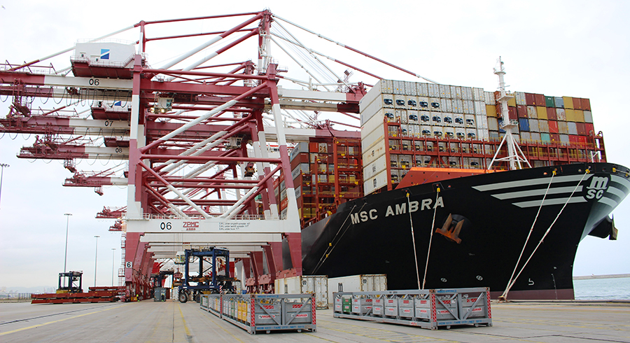 Portacontenedores puerto de Barcelona