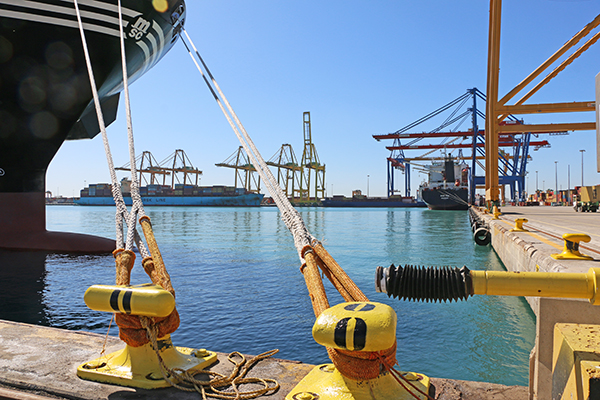 Operaciones en las terminales del puerto de Valencia.