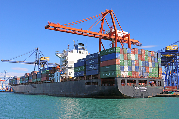 Operaciones marítimas en la instalación de APM Terminals Valencia. 