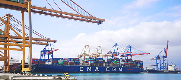 Un buque de CMA CGM en la instalación de CSP Iberian Terminal Valencia.
