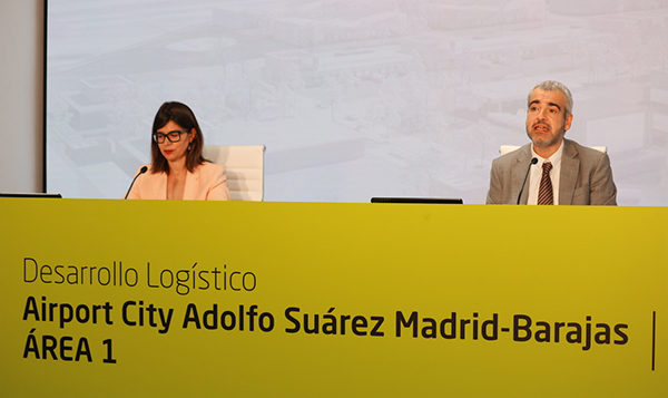 Maurici Lucena, presidente de Aena, y María José Cuenda, directora general Comercial e Inmobiliaria de la compañía, presentaron en 2021 el nuevo proyecto logístico en Barajas. (Foto. Aena)