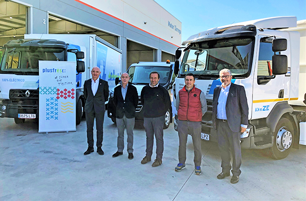 Responsables de Transportes Bosch y Plusfresch en acto de entrega del vehículo.
