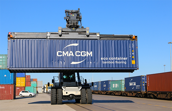 Operaciones intermodales con contenedores de CMA CGM en la terminal de CSP Spain en el puerto de Valencia.