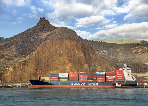 El buque "Verónica B" atracado en Santa Cruz de La Palma durante una operativa del servicio "Daily Canarias".