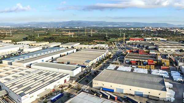 Cuenta con 64.500 metros cuadrados de almacenes.