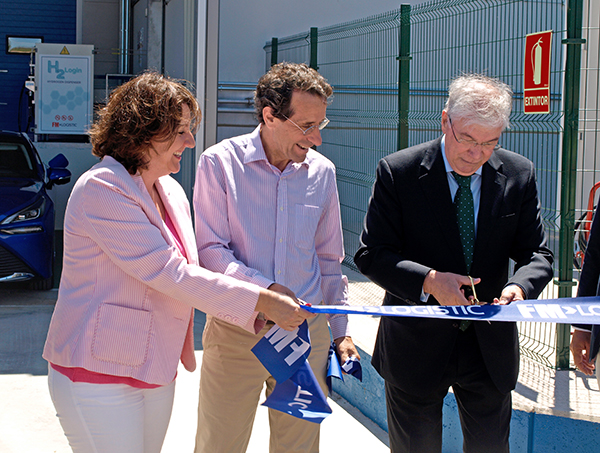 Pablo Gómez, director general de FM Logistic Iberia, flanqueado por Patricia Franco, consejera de Economía de Castilla-La Mancha, y José Manuel Tofiño, alcalde de Illescas. Foto: Transporte XXI. 