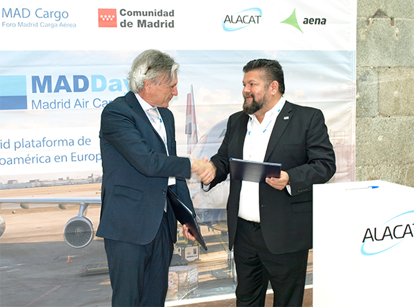 Jesús Cuéllar y Moisés Solís firmaron la renovación del convenio de colaboración entre Foro MADCargo y Alacat. 