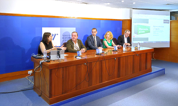 María Urreiztieta, Abel Royo, Pablo García, Igone Lecea y Luis Puzo, en la jornada "Mercancías al tren", celebrada en Logroño.