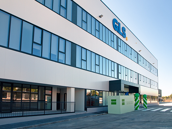 La nueva plataforma de GLS cuenta con 33.000 metros cuadrados y 345 muelles de carga y descarga. 