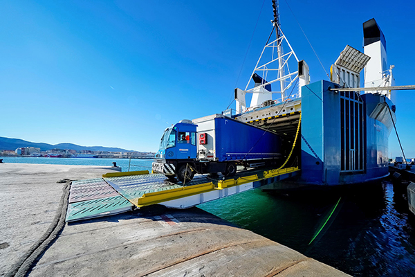 Operaciones de carga rodada en el puerto de Algeciras,