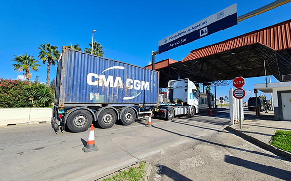 Un camión con un contenedor de CMA CGM entrando en el puerto de Algeciras.