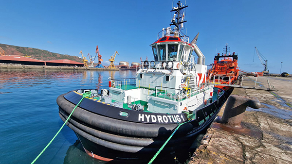 Imagen del remolcador "Hydrotug" atracado en los muelles del puerto de Gijón.