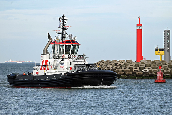Imagen del remolcador “Hydrotug” en la dársena de Ostende del puerto de Amberes-Zeebrugge.