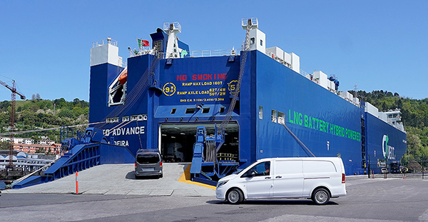 CARGA DE COCHES EN EL BARCO DE GRANDES DIMENSIONES DE UECC EN EL PUERTO DE PASAIA 20220426 FOTOS ARIZMENDI