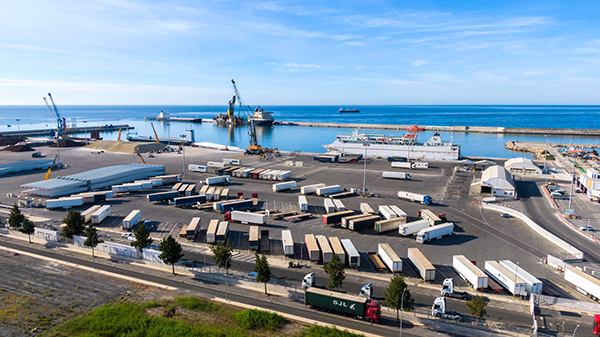 Operaciones de carga rodada en el puerto de Motril.