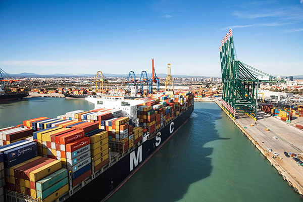 Un buque atracando en la terminal de MSC en Valencia.