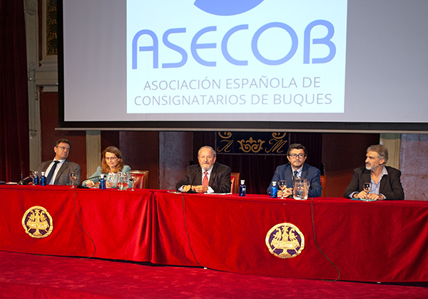Julio Fuentes (Marina Mercante), Pilar Jurado (Aduanas), Julio Carrasco (Asecob), Álvaro Rodríguez Dapena (Puertos del Estado) y Fernando Riesco (Sanidad Exterior), durante la asamblea de Asecob. 