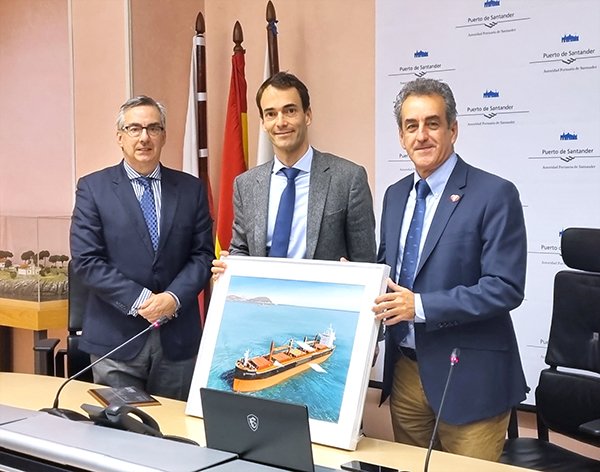 Juan Luis Sánchez, director de Astander; Germán Carlos Suárez, de Alima Shipping; y Francisco Martín, presidente de la Autoridad Portuaria de Santander.