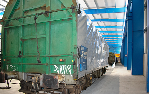 Imagen de un vagón de Railsider en las instalaciones de Algeposa en el puerto de Pasaia.