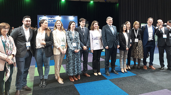 Foto de familia de las autoridades asistentes al congreso.