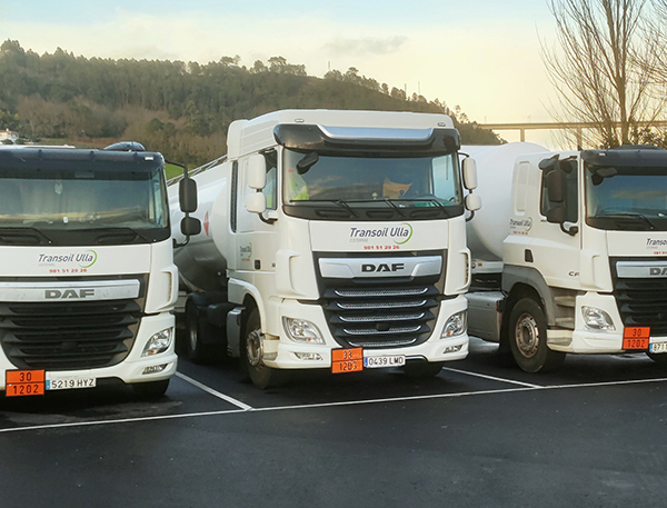 Imagen de algunos de los vehículos de Transoilulla.