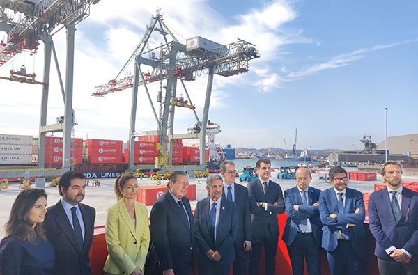 Vicente Boluda con sus hijos junto con el presidente del Puertos del Estado, de la dársena de Santander y del Gobierno de Cantabria, entre otras autoridades.