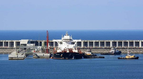 El petrolero “Front Ocelot”, en el nuevo pantalán de Repsol en el puerto exterior de A Coruña.