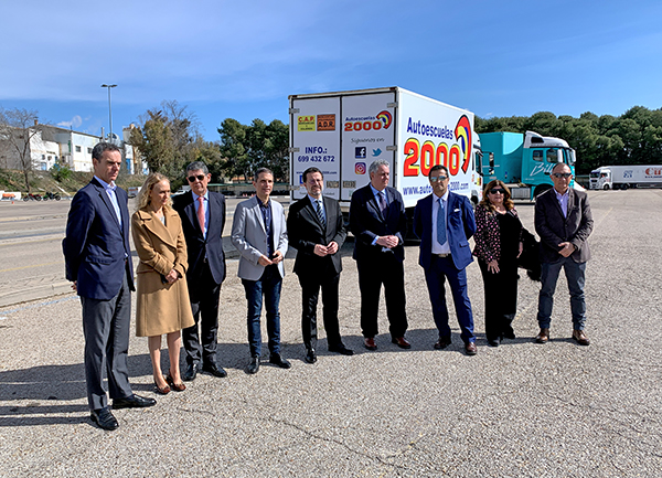 El consejero de Economía, Hacienda y Empleo de la Comunidad de Madrid, Javier Fernández-Lasquetty, presentó el programa de ayudas ante representantes del Comité Madrileño de Transporte por Carretera y asociaciones de autoescuelas. 