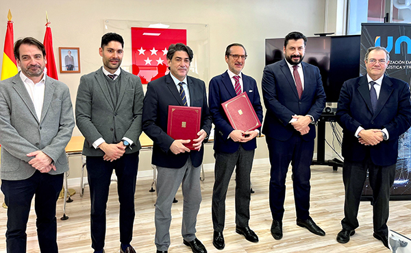 De izquierda a derecha, Eduardo San Román, director general del CTC; Rafael Aguilera, director gerente de UNO; David Pérez, consejero de Transportes e Infraestructuras de la Comunidad de Madrid; Francisco Aranda, presidente de UNO; Carlos Díaz-Pache, viceconsejero de Transportes y presidente de CTC; y José Luis Fernández Quejo, director de Transportes y Movilidad de la Comunidad de Madrid. 