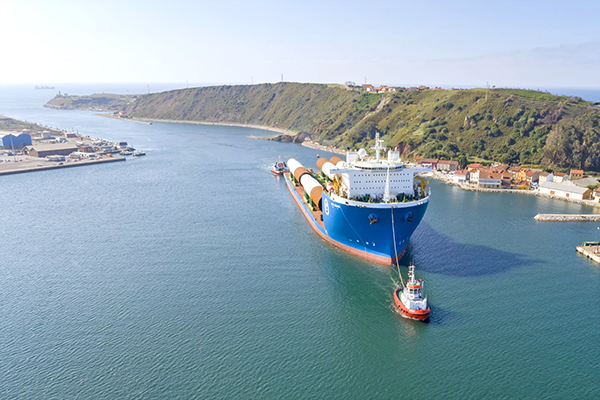 El buque "GPO Grace" entra en la bocana del puerto de Avilés.