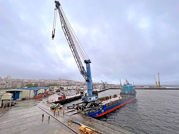 Imagen de la descarga de la nueva grúa de Pérez Torres Marítima en el puerto de Vigo.