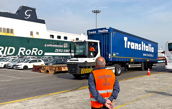 Primera operativa del tractor de hidrógeno de Terberg en la terminal de Grimaldi en Valencia.