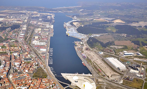 A la derecha de la imagen se sitúa la dársena de San Agustín del puerto de Avilés, en donde ArcelorMittal tiene sus muelles.