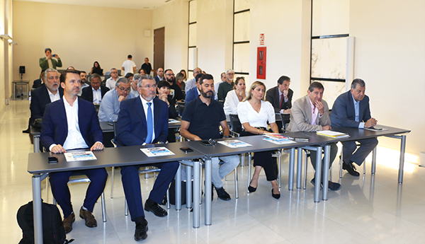 Más de cincuenta profesionales del sector logístico acudieron a la jornada en el Edificio del Reloj.