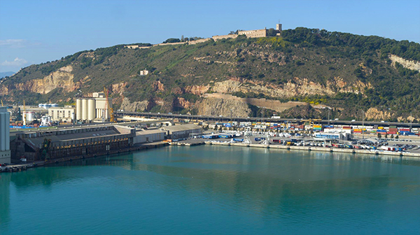 El muelle Contradique a la izquierda y muelle Costa a la derecha de la imagen.