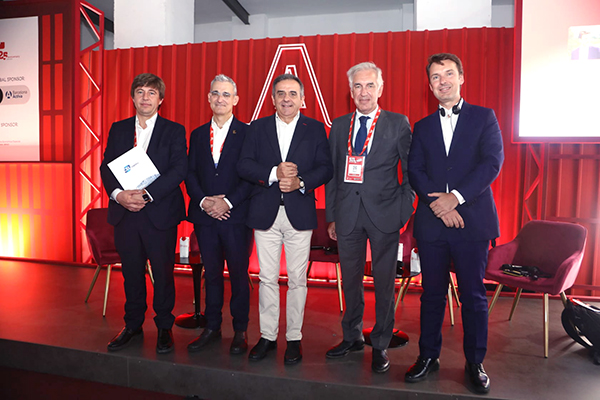 Javier Miranda con los participantes en la mesa redonda.