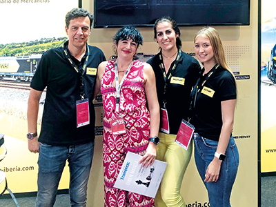 Clara Bouza, directora Comercial de Transporte XXI, junto al equipo del operador ferroviario Medway, que tuvo un papel muy activo en la feria logística. 