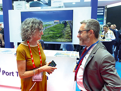  Eva Mármol, delegada de Transporte XXI en Cataluña, conversa con Saül Garreta Puig, presidente de la Autoridad Portuaria de Tarragona.