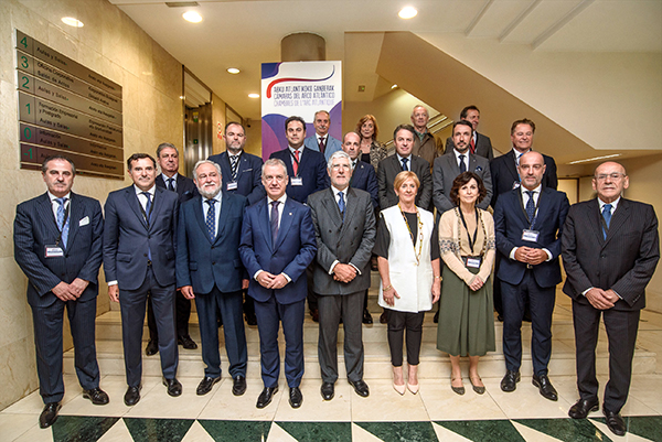 Imagen de los presidentes de 17 cámaras de comercio junto con el lehendakari del Gobierno Vasco, Iñigo Urkullu.