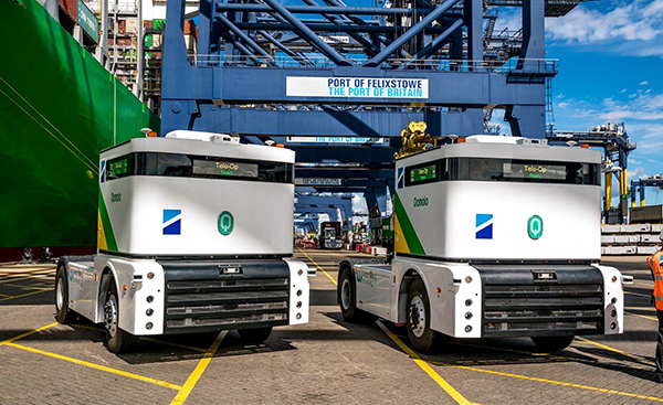 Imagen de dos tractoras de terminal de Westwell en el puerto británico de Felixstore.