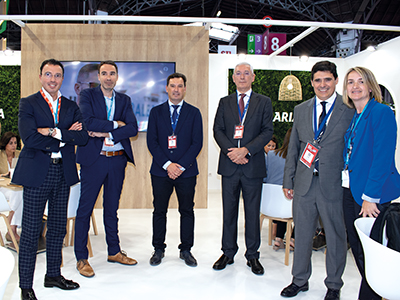 La delegación del puerto de Huelva, con su presidente Alberto Santana, en el estand de Baleària. 