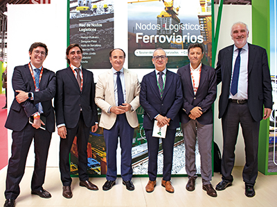 La delegación del Puerto de Algeciras, encabezada por su presidente Gerardo Landaluce, con responsables del Adif. 