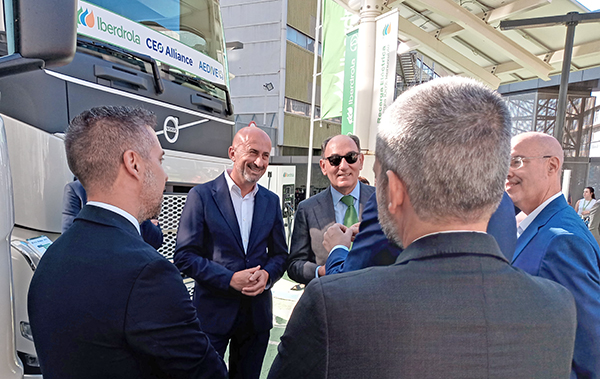 Juan Jesús Sánchez (Disfrimur) e Ignacio Sánchez Galán (Iberdrola), durante la presentación de la Alianza para la electrificación del transporte pesado en España. 