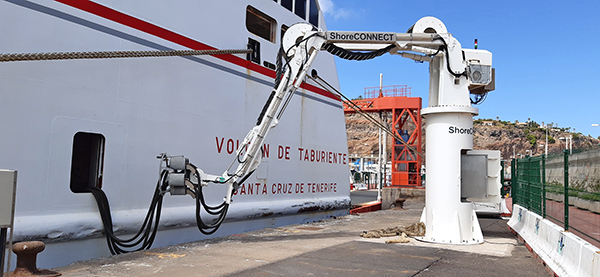 Imagen de una operativa de OPS en la dársena de La Gomera del puerto de Santa Cruz de Tenerife.